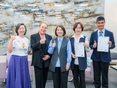 屏東「包圍縣府」推動兒童遊戲權國際注目，國際遊戲協會主席訪屏交流，泰國首設攤共襄盛舉